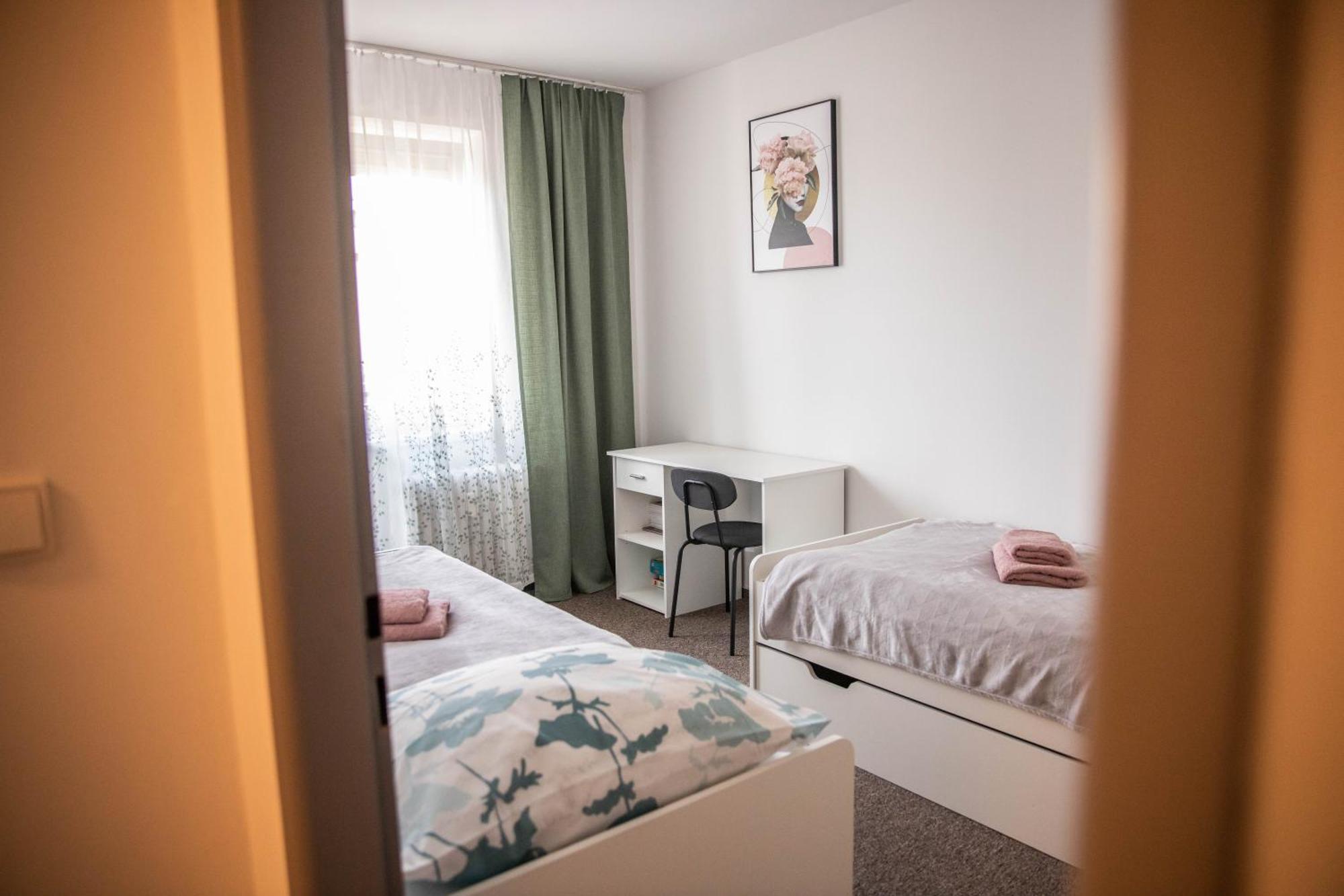 Prostorny Byt V Centru U Reky, 2 Loznice, Balkon Hradec Králové Exterior foto